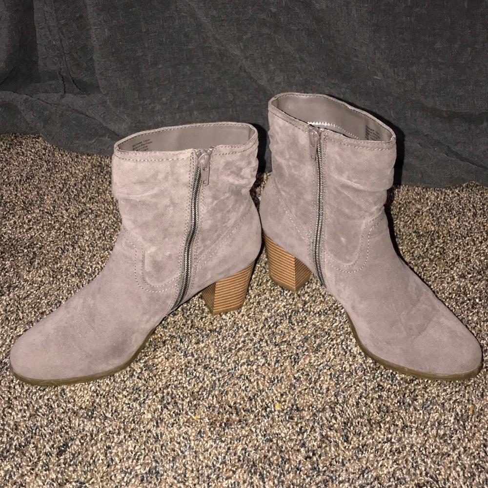 Not wearing - Picture 4 of 4